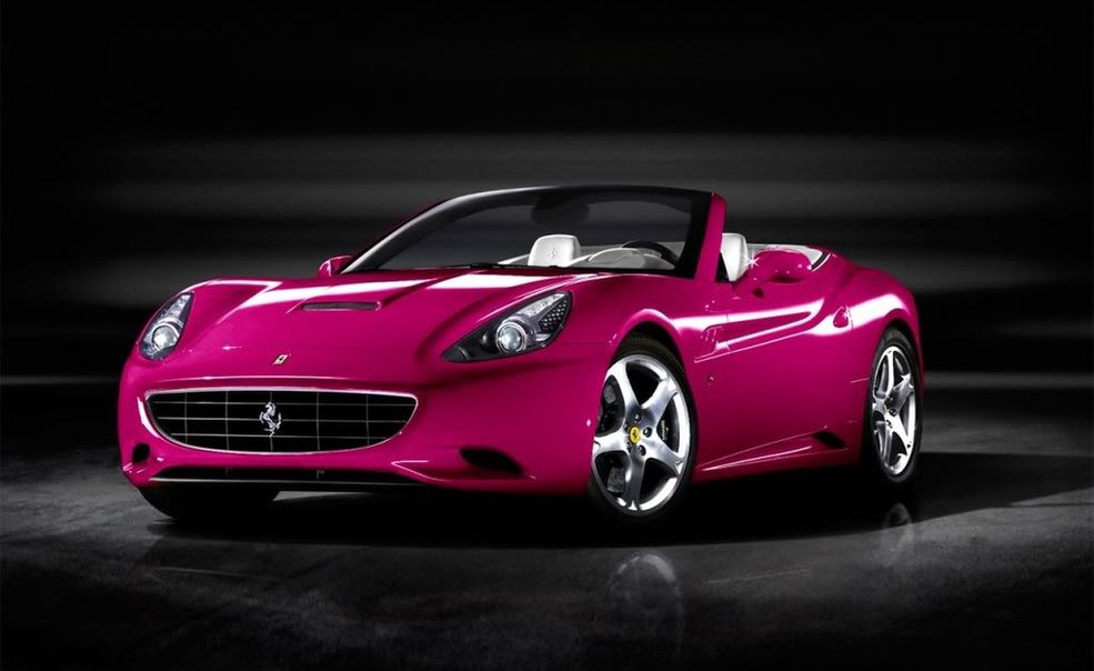 Różowe samochody sportowe Ferrari California (Fot. Photobucket.com)