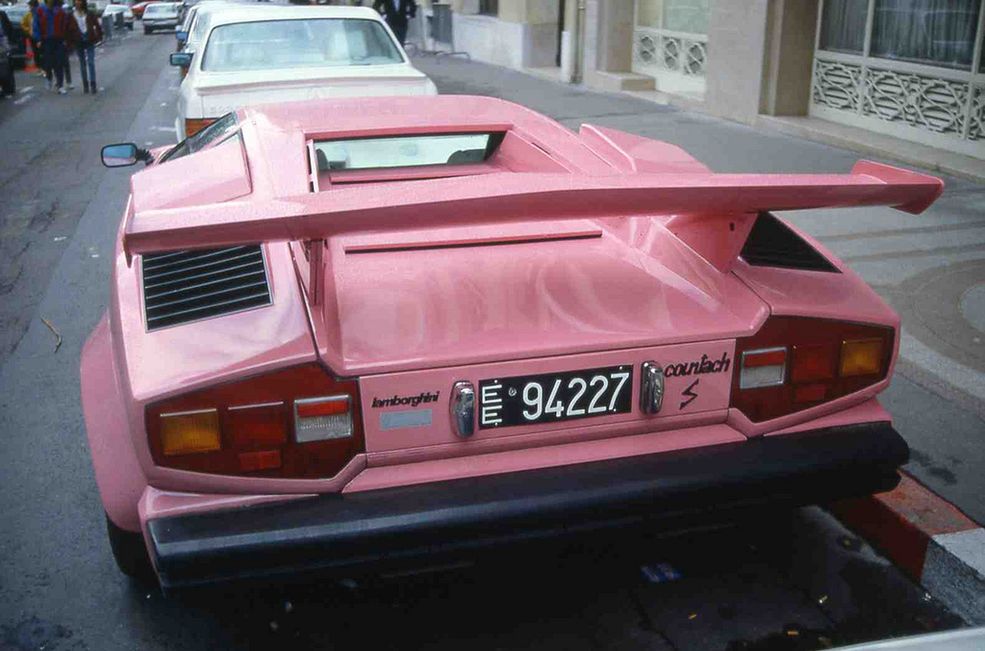 Różowe samochody sportowe Lamborghini Countach