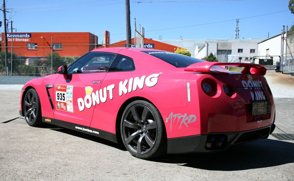 Różowe samochody sportowe Nissan GT-R