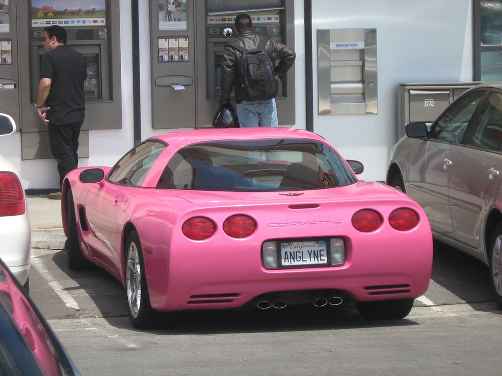 Różowe samochody sportowe Chevrolet Corvette C6