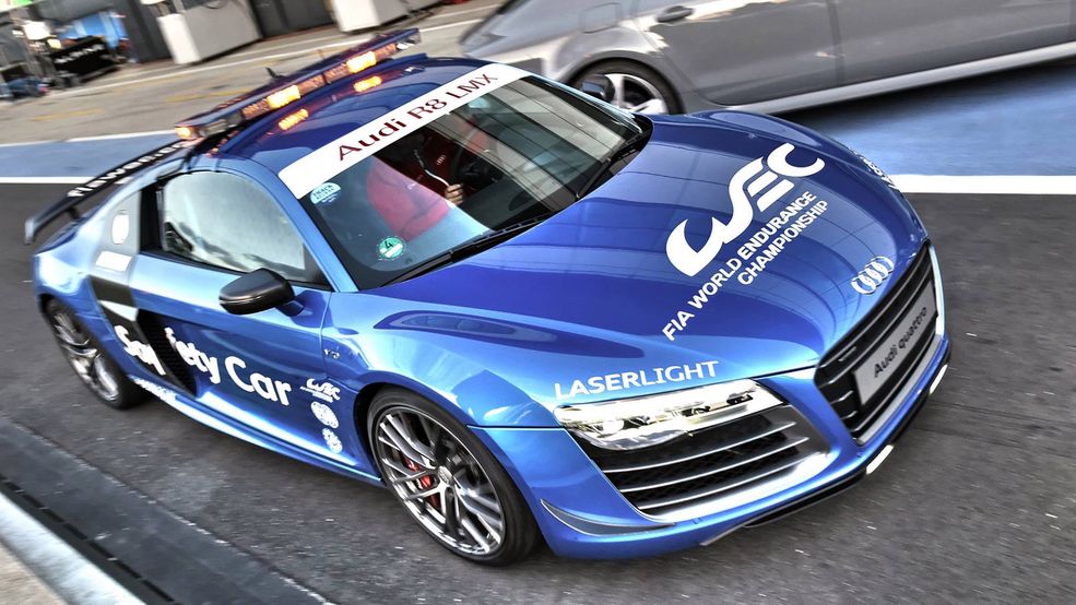 Audi R8 LMX - samochód bezpieczeństwa w WEC
World Endurance Championship to arena starć kilku klas samochodów. W królewskiej kategorii prototypów LMP1 od wielu lat z nielicznymi przerwami króluje Audi. Nic dziwnego, że właśnie ten producent dostarcza wóz bezpieczeństwa. Jest nim Audi R8 LMX z silnikiem V10. Ta wersja charakteryzuje się zastosowaniem laserowych świateł, które niemiecki koncern wprowadził na przełomie wiosny i lata ubiegłego roku, w ramach technologicznej walki z BMW i8.