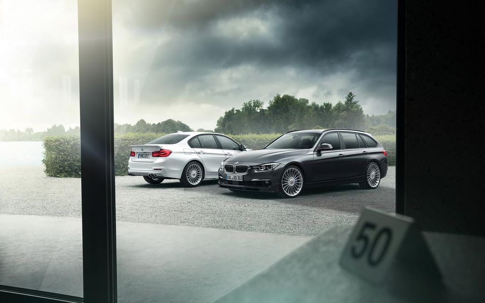 Alpina nie wprowadziła zmian w mechanice. 3-litrowy, 6-cylindrowy silnik wysokoprężny nadal generuje z pomocą dwóch turbosprężarek 350 KM i 700 Nm. To pozwala rozpędzić auto do 100 km/h w 4,6 s. Czas ten dotyczy zarówno sedana jak i kombi. 0,1 s urywa z tego czasu wersja z napędem xDrive.