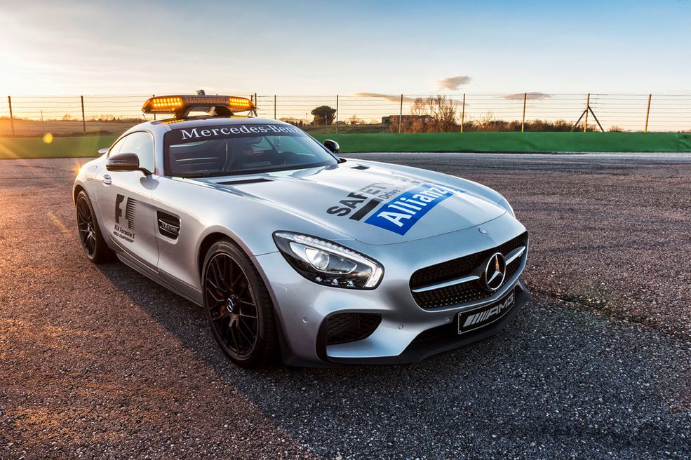 Mercedes-AMG GT S - samochód bezpieczeństwa w F1
Drugą odsłoną Mercedesa-AMG GT S jako safety cara jest przedstawiona w marcu wersja dla Formuły 1. Za jej sterami zasiada Bernd Mayländer. Pełni on funkcję kierowcy samochodu bezpieczeństwa w F1 od roku 2000. Przez ostatnie 5 lat jego roboczym wozem był Mercedes SLS AMG.
