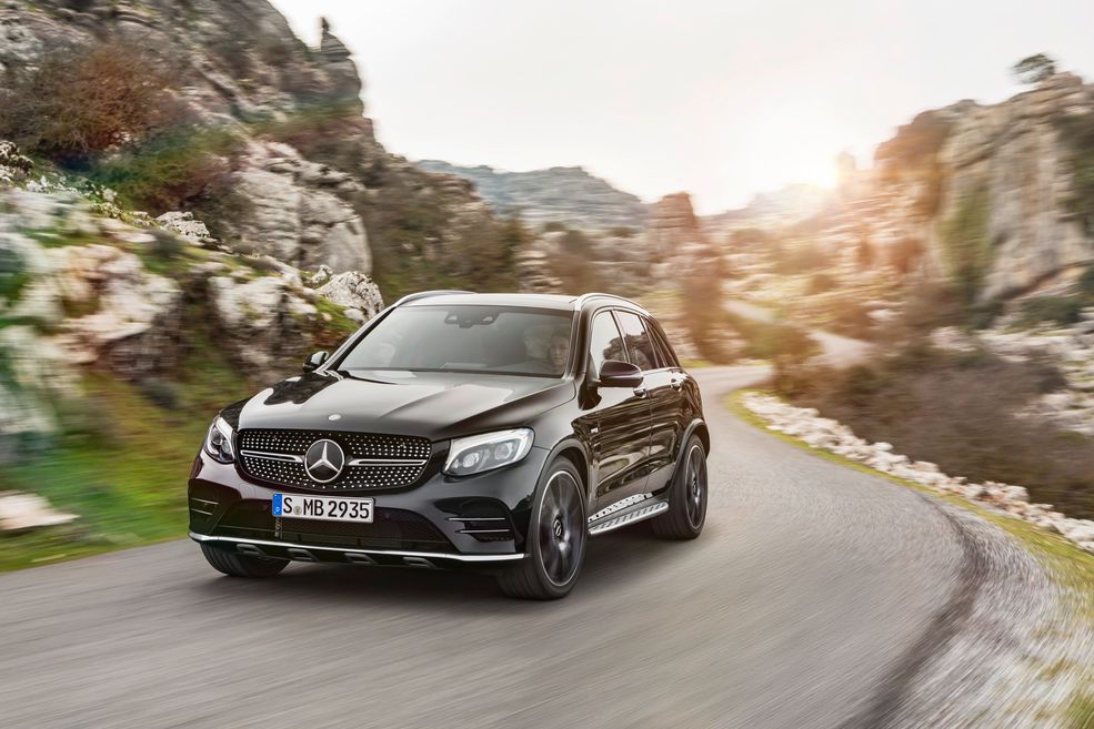 Naturalnie, nikt nie kupuje Mercedesa ze stajni AMG, by oszczędzać paliwo. Bardziej istotne są osiągi, którymi dysponuje auto. GLC 43 może osiągnąć 100 km/h w jedynie 4,9 s. To bardzo dobry wynik jak na ważące 1845 kg auto. Prędkość maksymalną producent ograniczył elektronicznie do 250 km/h.