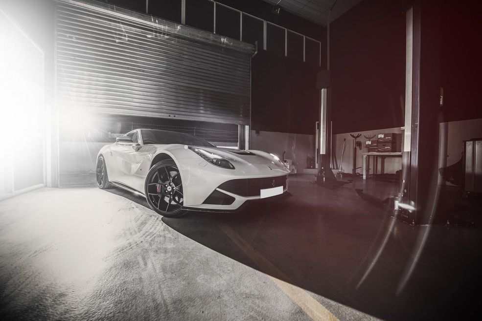 F12berlinetta zmodyfikowana przez PP-Performance została wyposażona w wyczynowy filtr powietrza BMC oraz bardziej wydajny układ wydechowy.