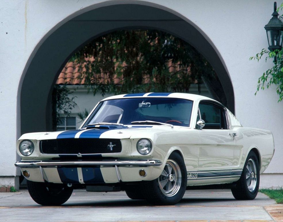 1965 Ford Mustang Shelby GT350 (fot. wallpapermydesktop.com)