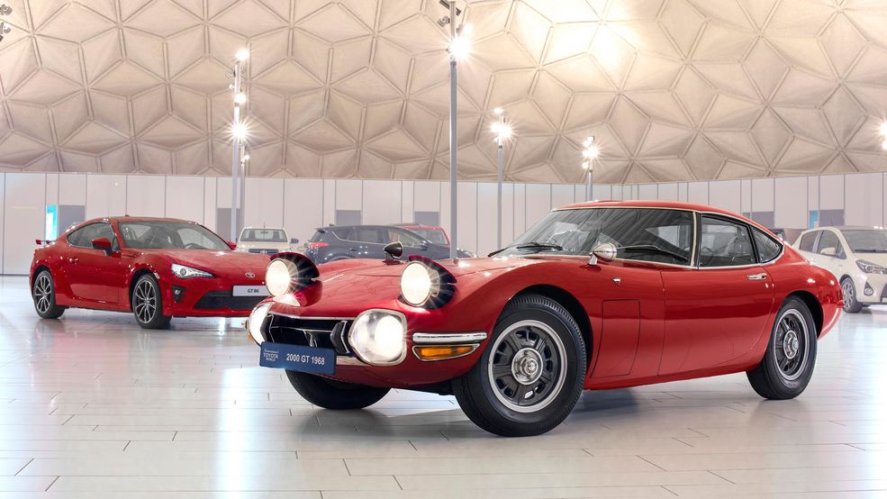 Toyota 2000 GT zadebiutowała na rynku w 1967 roku jako dwumiejscowe coupé z umieszczonym wzdłużnie z przodu, 6-cylindrowym silnikiem o pojemności 2 litrów. Motor generuje 150 KM mocy, która trafia na tylną oś.
Jest to stylistyczna inspiracja dla projektantów GT86. Auta łączy nisko poprowadzona maska z ostrym przednim pasem. W latach 60. i nieco później, bardzo modne w samochodach sportowych były otwierane światła, których używało się wyłącznie nocą, a współczynnik oporu powietrza o tej porze jakby miał inne znaczenie.
