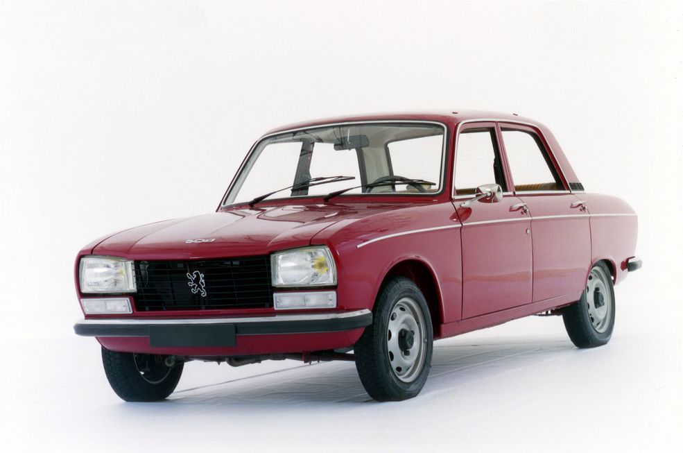 1969 - 1979 Peugeot 304
Peugeot 304 zadebiutował w 1969 roku podczas targów samochodowych w Paryżu. Od tego roku był wytwarzany nieprzerwanie aż do 1979. Rok dłużej produkowano wersję Break, czyli kombi. Pozostałe odmiany nadwoziowe to sedan, coupé, kabriolet oraz wersja dostawcza. W sumie Peugeot wyprodukował aż 1 178 423 egzemplarze 304. Auto oferowane było z 1,3-litrowym motorem benzynowym R4 o oznaczeniu XL3. Później dostępna była wzmocniona odmiana S. Silniki te rozwijały odpowiednio 65 i 75 KM. W 1975 roku jednostka ta została jeszcze minimalnie wzmocniona i zyskała oznaczenie XL5 oraz XL5S. Pod maskami 304 można znaleźć także diesle. Były to jednostki 1,4-litrowe. Od 1979 roku 405 produkowany był także z 1,5-litrowym silnikiem wysokoprężnym.