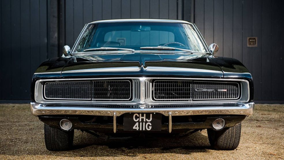 24 lutego na aukcji Silverstone pojawi się wóz dla prawdziwego czarnego charakteru. Dodge Charger z 1969 roku ma pod maską silnik V8 o pojemności 8,2 litra, trzybiegową, automatyczną skrzynię i jest utrzymany w stanie salonowym. Właścicielem (jeszcze) jest Jay Kay, wokalista zespołu Jamiroquai, który znany jest ze swojego upodobania do szybkich i ekskluzywnych aut. Nie jest to jednak jedyny znany właściciel tego egzemplarza.