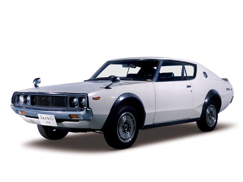 1973 Nissan Skyline 2000GT-R (KPGC110)
Kolejnym wcieleniem modelu Skyline GT-R była generacja C110, której produkcja rozpoczęła się w roku 1972. Wtedy też stworzono następne pokolenie GT-R-a. Nie było ono jednak produkowane długo, ponieważ rok później nadszedł kryzys paliwowy, który uśmiercił w tamtym czasie wiele sportowych projektów.
Auto zasilane było podobnie jak poprzednik 2-litrowym motorem S20 z sześcioma cylindrami umieszczonymi w rzędzie.
W Japonii sprzedano jedynie 197 egzemplarzy KPGC110. Teraz Skyline GT-R miał zniknąć z rynku na kilkanaście lat.