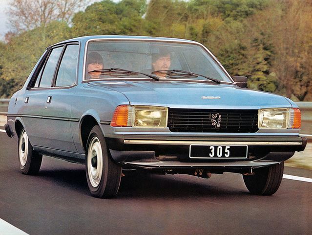 1977 - 1982 Peugeot 305
Równolegle do 405 Peugeot w 1977 zaczął produkować 305. Auto było oferowane przede wszystkim jako sedan i kombi, a dodatkowo również jako furgonetka. Samochód ten jest ogniwem łączącym 304 i 309. Co ciekawe, również kolejna trzysetka w kolejce była produkowana równolegle, tak jak i 304.
Pod maską 305 znajdziemy silniki benzynowe o pojemnościach od 1,3 do 1,9 l. Diesle oferowane były w rozmiarach 1,6 l i 1,9 l.