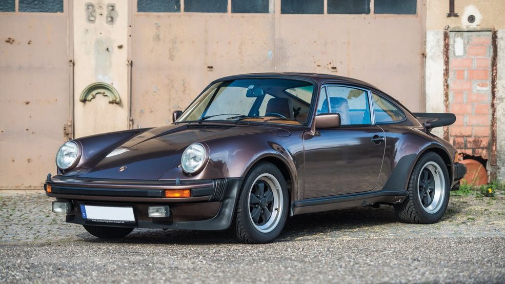 Nieznacznie droższy od niego jest starszy egzemplarz 930 Turbo z 1977 roku, który osiągnął cenę 140 000 funtów (718 tys. zł). Ma standardowy, 3-litrowy silnik o mocy 248 KM. Co w nim wyjątkowego? To pierwsze Porsche 911 z turbodoładowaniem w wersji drogowej.