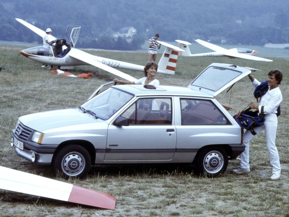 1982-1985 Opel Corsa A
Opel Corsa A zadebiutował w 1982 roku. Auto oferowane było początkowo jako 3-drzwiowy hatchback oraz 2-drzwiowa wersja TR.
Pierwsza generacja przedstawiciela Opla w segmencie B sprzedawana była z silnikami o pojemnościach od 1,0 do 1,6 l. Większość gamy stanowiły jednostki benzynowe. Na początku produkcji Corsy A silniki te były wyposażane w katalizatory. Wtrysk paliwa pojawił się później. Jedynym motorem wysokoprężnym była 1,5-litrowa jednostka napędowa 4EC1 pochodząca od Isuzu.