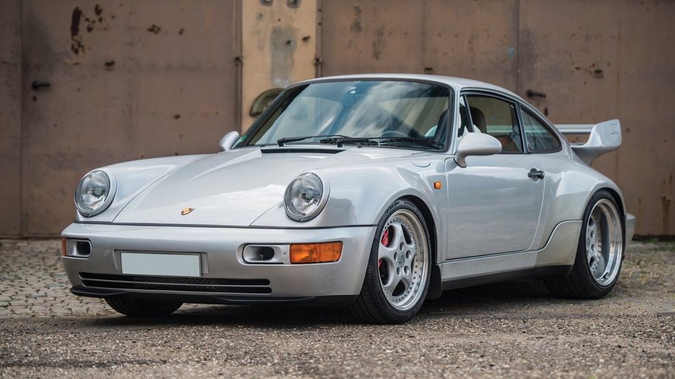 Niemal dwukrotnie wyższą cenę osiągnął model 964 Carrera RS 3.8 z 1993 roku. Bazujący na wariancie 3.6 jest ultra rzadką odmianą z większym motorem, osiągającym 304 KM. Jeden z 55 zbudowanych egzemplarzy sprzedano za 716 800 funtów (3,68 mln zł).