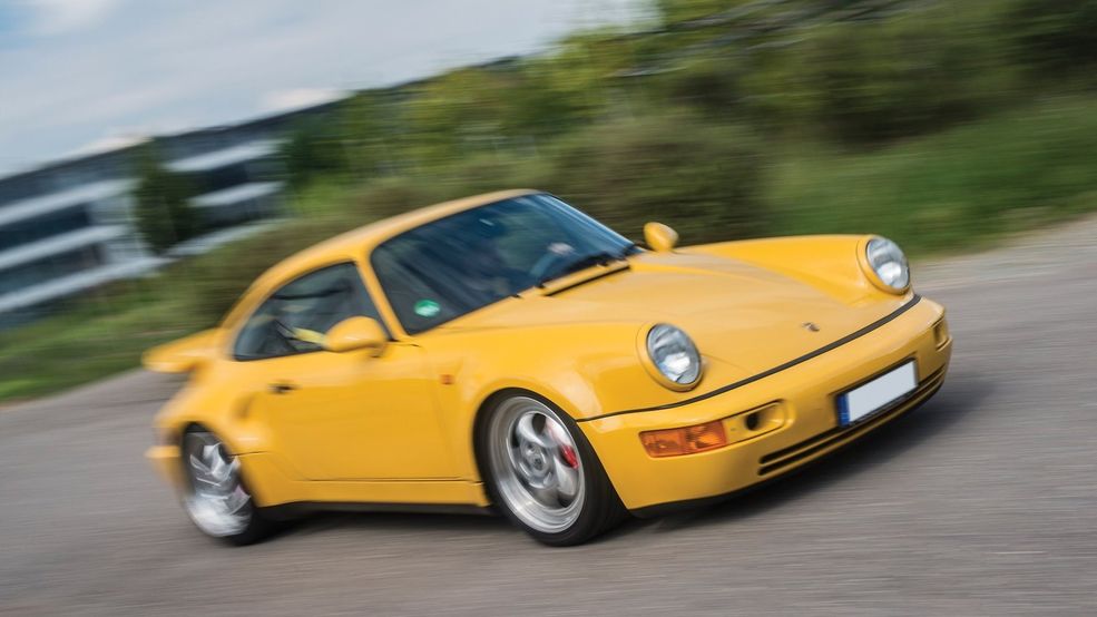 Porsche 911 (964) Turbo S Lightweight z 1993 roku jest napędzane boxerem 3.3 z turbodoładowaniem, osiągającym 386 KM mocy. Jest to jeden z 86 egzemplarzy, który na aukcji osiągnął cenę bagatela 974 400 funtów, a to jest 5 mln złotych! A to wciąż nie jest najdroższe auto w zestawieniu, choć rekordowo drogie 911 serii 964.