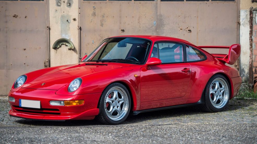 To egzemplarz z 1995 roku, model 993 Carrera RS Clubsport. Auto jest jednym ze 100 wyprodukowanych w celu homologacyjnym. W kabinie jest nawet klatka bezpieczeństwa, a pod pokrywą z tyłu pracuje motor o mocy 304 KM. Ten egzemplarz sprzedano za 403 200 funtów brytyjskich (2,07 mln zł).