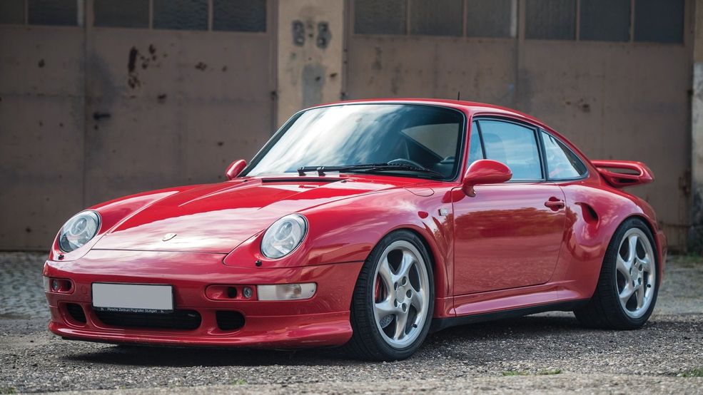 Porsche 993 Turbo S z 1998 roku to stosunkowo świeża historia. Ostatnie turbo z chłodzeniem powietrznym, a zarazem pierwsze z napędem 4x4. Za dostarczanie mocy na cztery koła odpowiada jednostka 3.6 o mocy 456 KM. Auto sprzedano za 313 600 funtów (1.6 mln zł).