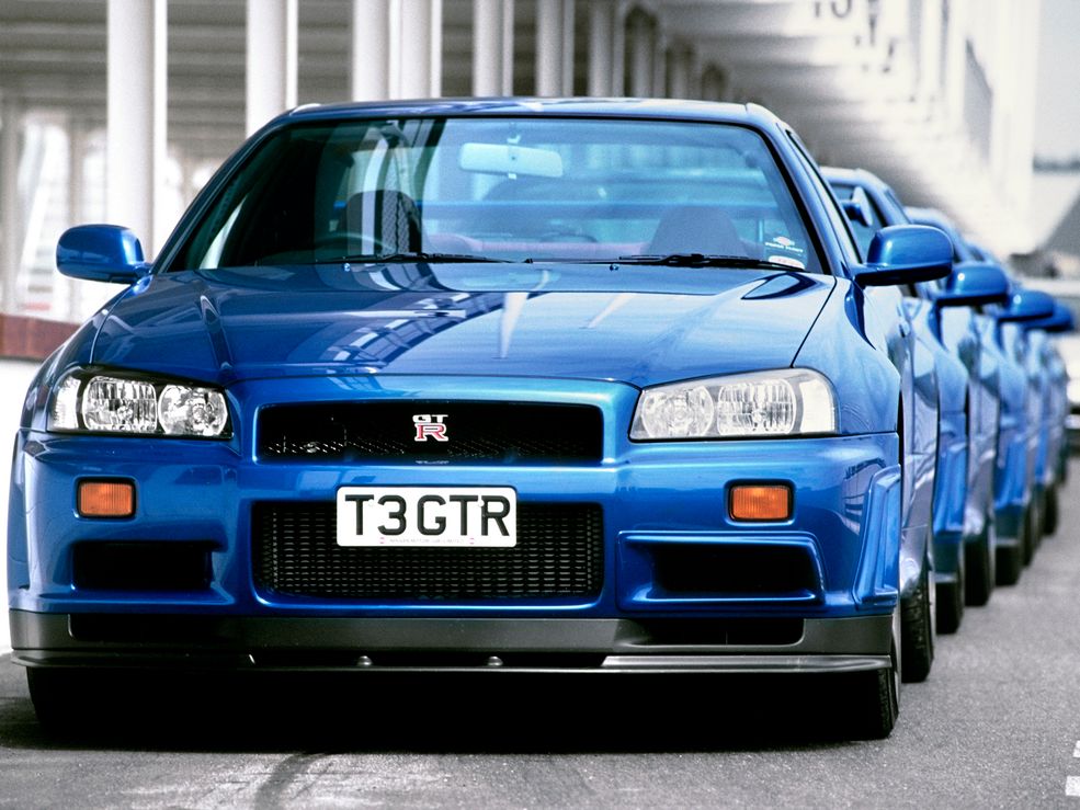 1999 Nissan Skyline GT-R V-Spec (BNR34)
W wersji V-Spec montowane były dodatkowe elementy nadwozia poprawiające aerodynamikę, w tym również dyfuzor. Nissan zastosował także wydajny dolot powietrza chłodzącego hamulce oraz szperę.