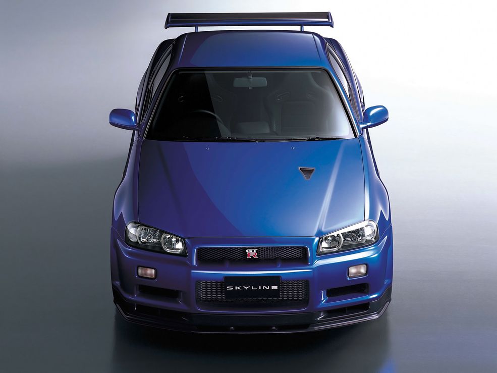 2000 Nissan Skyline GT-R V-spec II (BNR34)
Nissana Skyline GT-R V-Spec II od zwykłego V-Speca R34 najłatwiej odróżnić po lekkiej masce z włókna węglowego wyposażonej we wlot typu NACA, często przeszczepiany z lotnictwa do motoryzacji w latach 80. i 90.