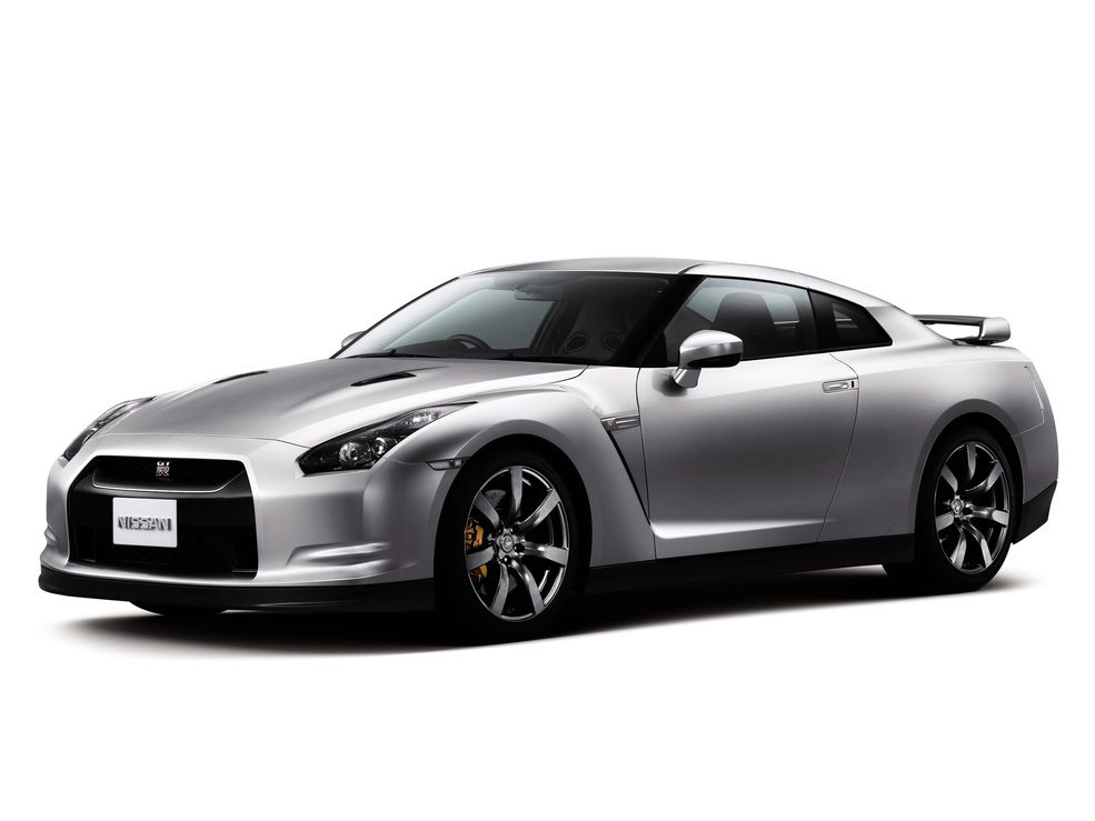 2008 Nissan GT-R R35
W końcu w 2007 roku zaprezentowano wersję produkcyjną, a rok później pierwsze egzemplarze oddano w ręce klientów. Za projekt tego auta odpowiadał Shiro Nakamura. Pod maską GT-R-a R35 pracuje 3,8-litrowy VR38DETT twin turbo. Widlasta szóstka rozwijała początkowo 480 KM, ale moc najsilniejszych wersji zbliża się do 600 KM (w przypadku Nismo 2014).