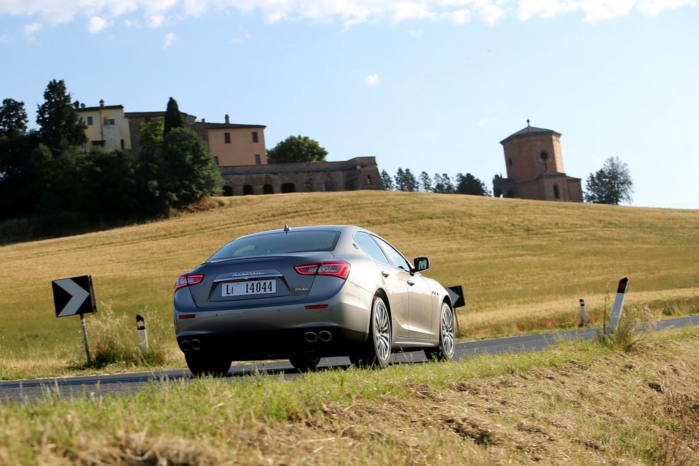 2014-Maserati-Ghibli-23