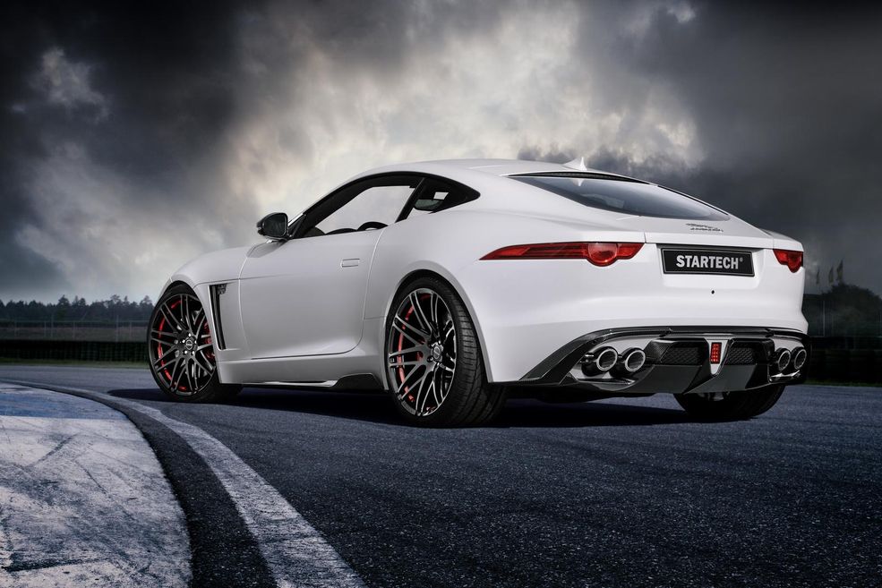 Wnętrze Startech obszył brązową i czerwoną skórą nappa. Wykończenie zmodyfikowanego Jaguara F-Type wykonano czarnym, połyskującym lakierem.