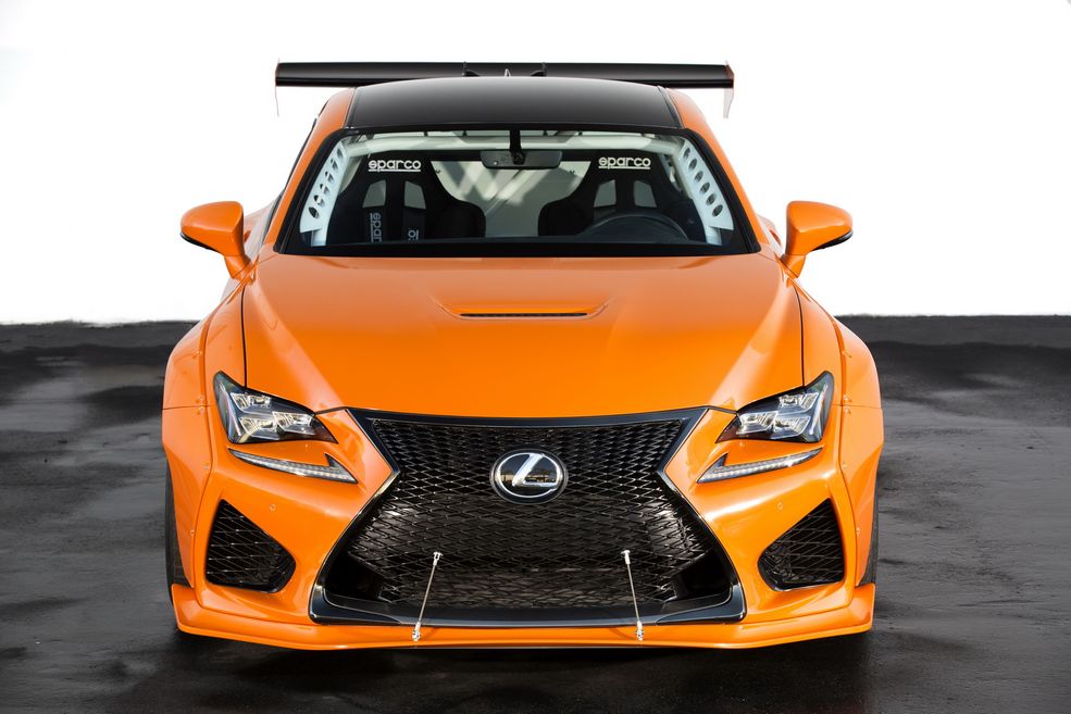 Potężną maszynę na SEMA przyprowadził i Lexus. Na stoisku marki-córki Toyoty można podziwiać RC F-a przygotowanego do walki na torze. Pod maską oczywiście pracuje V8 o pojemności 5 l.