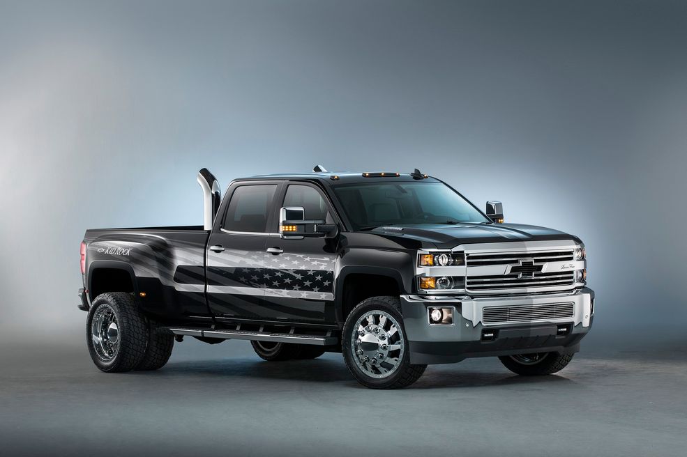 Wśród Chevroletów na tegorocznych targach SEMA będzie wyróżniał się z pewnością ten egzemplarz Silverado 3500HD. Pod maską diesel o mocy 397 KM i momencie obrotowym równym 1077 Nm. Pojemność skokowa tego widlastego Duramaxa to 6,6 l.