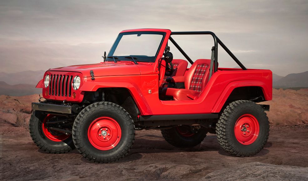Jeep Shortcut
Kolejną maszyną bazującą na Wranglerze jest model Shortcut. Inspiracją dla tego modelu był model CJ-5. Klasycznie wyglądająca maszyna została osadzona na 35-calowych oponach BF Goodrich. Nadwozie tego samochodu zostało skrócone o 26 cali (około 66 cm) i podniesione o 5 cm. Pod maską pracuje, podobnie jak w Crew Chhiefie, 3,6-litrowe V6 Pentastar.
