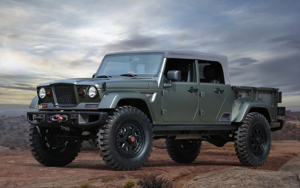 Jeep Crew Chief 715
Ten kolos to hołd dla wszystkich Jeepów, które kiedykolwiek służyły w wojsku. Konstruktorzy chcieli jednak przypomnieć przede wszystkim o równie brutalnym Kaiserze M715. Pod maską tej maszyny pracuje V6 Pentastar o pojemności 3,6 l. Moc trafia z tej jednostki poprzez 5-biegowy automat na koła, obute w wojskowe, 40-calowe ogumienie.