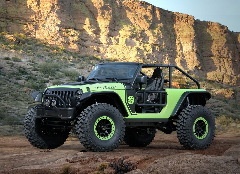 Jeep Trailcat
Ten kolos jak widać bazuje na modelu Wrangler. Ze standardowego auta nie zostało jednak wiele. Zmienione zostało nie tylko zawieszenie i nadwozie, ale przede wszystkim - silnik. Trailcat został wyposażony w potwornie mocną jednostkę V8 6.2 Hellcat, która moc przekazuje na koła poprzez 6-biegową przekładnię ręczną. Co ciekawe, auto ma mniejszy niż standardowy rozstaw osi. W ramach modyfikacji wymiar ten został zredukowany aż o 12 cali, czyli o nieco ponad 30 cm.