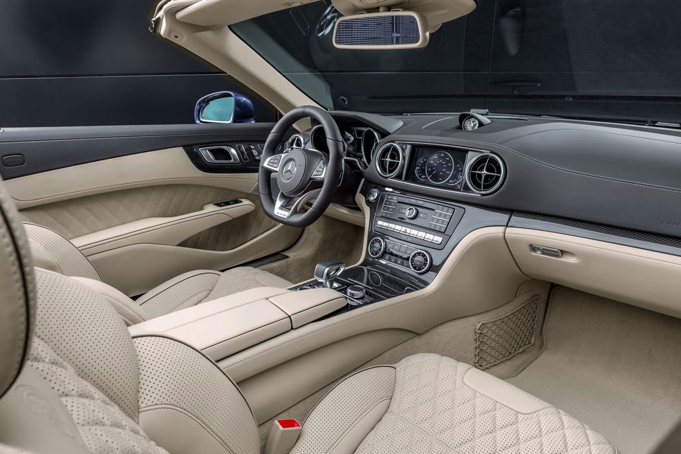 Mercedes-Benz SL dostał także nową, spłaszczoną na dole, wielofunkcyjną kierownicę.