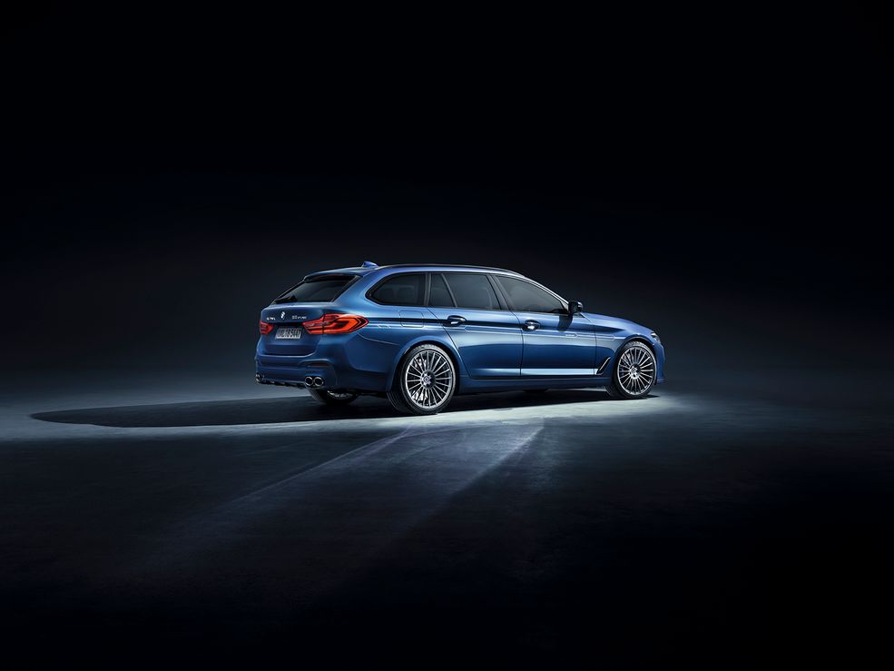 Alpina B5 Touring
Wątpliwe, żebyśmy doczekali się BMW M3 lub M5 w wariancie kombi, ale co jeśli RS6-R jest zbyt pikantne i krzykliwe? Alpina dostarczy emocji z większą gracją, przy czym wcale nie będą one mniejsze. B5 jest synonimem motoryzacyjnego introwertyka – nie emanuje emocjami na zewnątrz, kumuluje je głównie w receptorach kierowcy i pasażerów.
Mając to auto w garażu, pokusisz się o zapisanie dziecka do szkoły lub przedszkola gdzieś w sąsiednim województwie – byle pokonać nim więcej kilometrów. Dla tradycjonalistów Niemcy przygotowali 608-konne, benzynowe 4.4 V8, zaś dla miłośników niższego spalania jest także wersja D5 z 3-litrowym, 6-cylindrowym dieslem o mocy 388 KM. Ceny zaczynają się kolejno od 513 i 404 tys. zł.