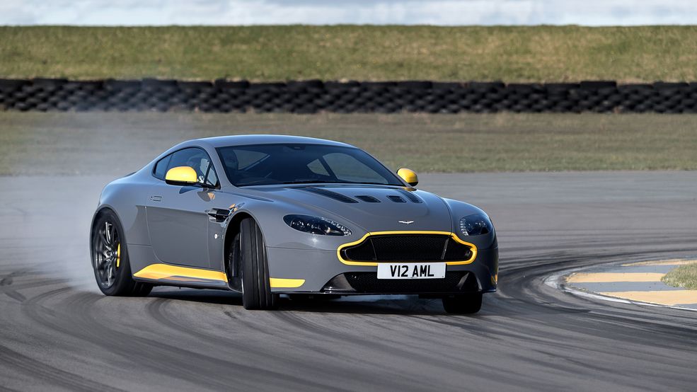 Dzięki zastosowaniu ręcznej przekładni, Aston Martin V12 Vantage S jeszcze bardziej umocni swoją pozycję na rynku jako sportowego wozu dla purystów, wykonanego zgodnie z zasadami starej szkoły motoryzacji. Zachowa on przy tym wcześniejsze parametry silnika. 5,9-litrowe V12 nadal będzie generować 573 KM i 620 Nm. To pozwoli osiągnąć 100 km/h w 3,9 s. Prędkość maksymalna tej maszyny ma wynosić 330 km/h.