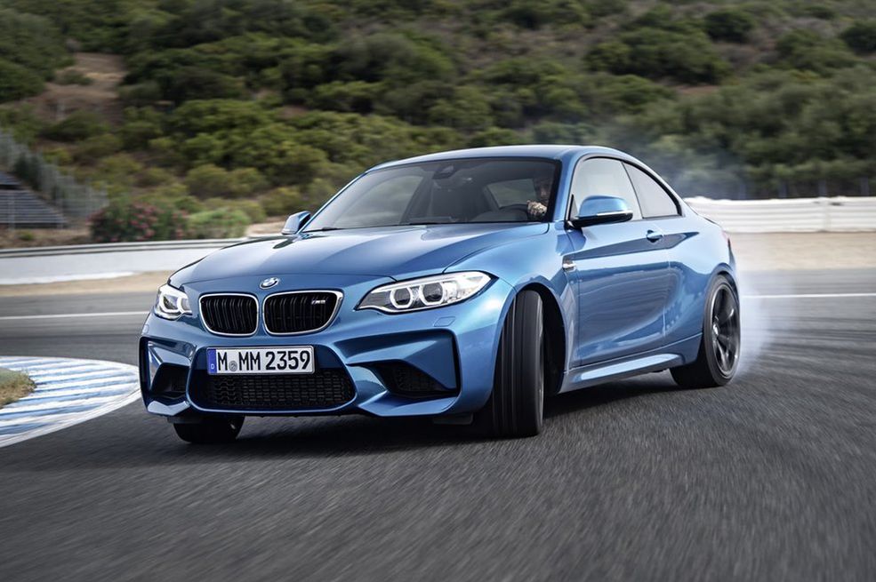 BMW M2 to najświeższy pojazd z całego tego zestawienia. Ponieważ doskonale wiemy jak genialne jest M235i, dajemy temu nowicjuszowi kredyt zaufania. BMW w przypadku M zawsze wie co robi, a tutaj już na wstępie podało porównanie do 2002 Turbo, 1M Coupé oraz M3 E30. Lepszej rekomendacji dla tego 370-konnej maszyny z napędem na tył i ręczną skrzynią nie potrzeba.
BMW M235i - test
