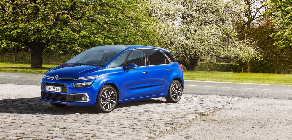 Citroën oferuje teraz w C4 Picasso nowy motor - 1.2 PureTech o mocy 110 KM. Jednostka ta będzie parowana z 6-biegową przekładnią ręczną. To nie koniec - ten sam silnik ma być dostępny także w wersji 130-konnej. Tutaj dostaniemy już do dyspozycji automat z 6 przełożeniami.