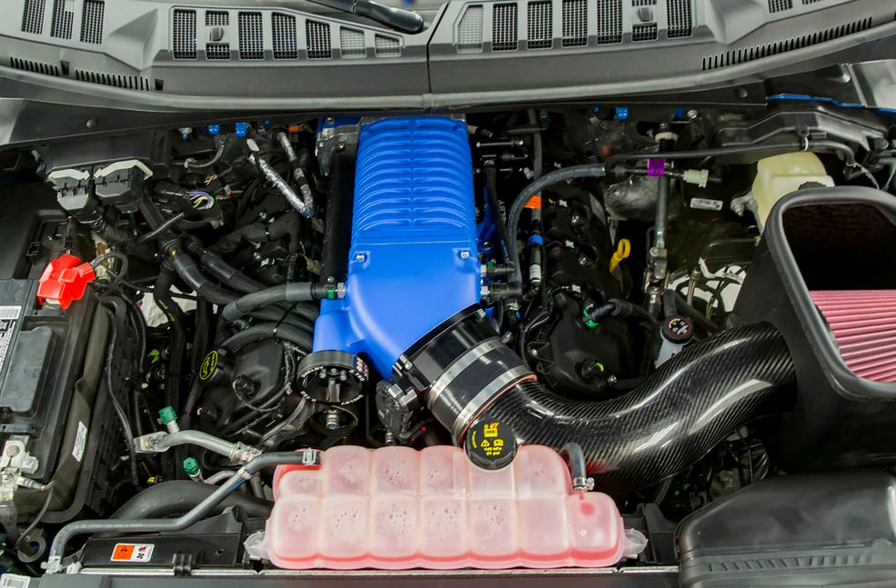 5-litrowy motor V8, ten sam, który napędza Forda Mustanga, został całkowicie zmodyfikowany przez legendarną firmę Shelby, zajmującą się tuningiem przede wszystkim aut marki Ford. Właściwie to jest jednostka pochodząca wprost z modelu Mustang Shelby 50th Anniversary Super Snake, który zaprezentowano na początku 2017 r., a jego wygląd możecie podziwiać na następnym zdjęciu.
