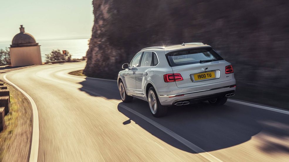 - Bentayga Hybrid to nasz pierwszy krok na drodze do elektryfikacji, łączący tradycyjne wartości Bentleya z najnowszymi technologiami, który daje klientom to, co najlepsze z obu światów – powiedział podczas premiery Adrian Hallmark, nowy prezes i dyrektor generalny Bentley Motors. - Bentayga Hybrid zapoczątkowuje nowy sektor motoryzacyjny, luksusową hybrydę – dodał.