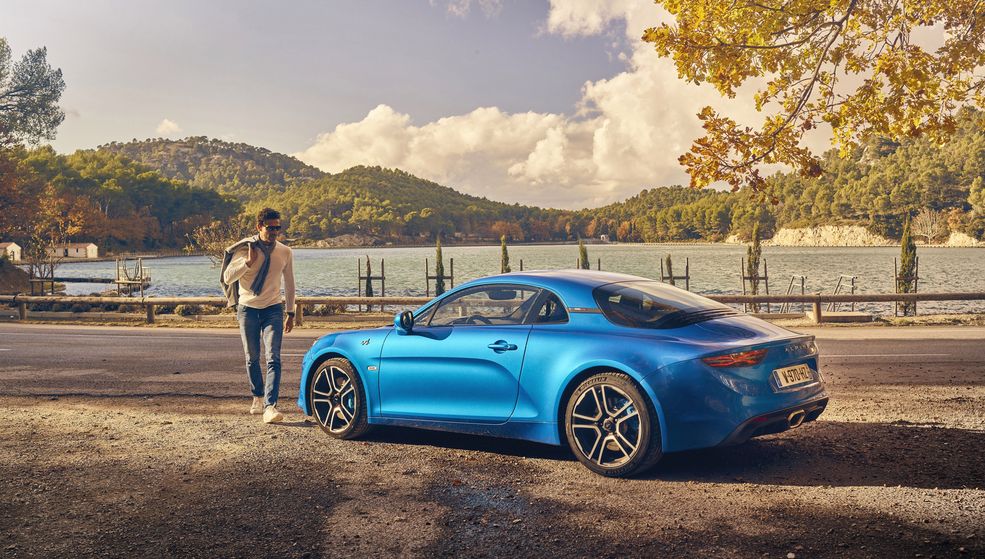 Jednostką napędzającą Alpine A110 jest 1,8-litrowy, turbodoładowany motor. Rozwija on nieco ponad 250 KM.