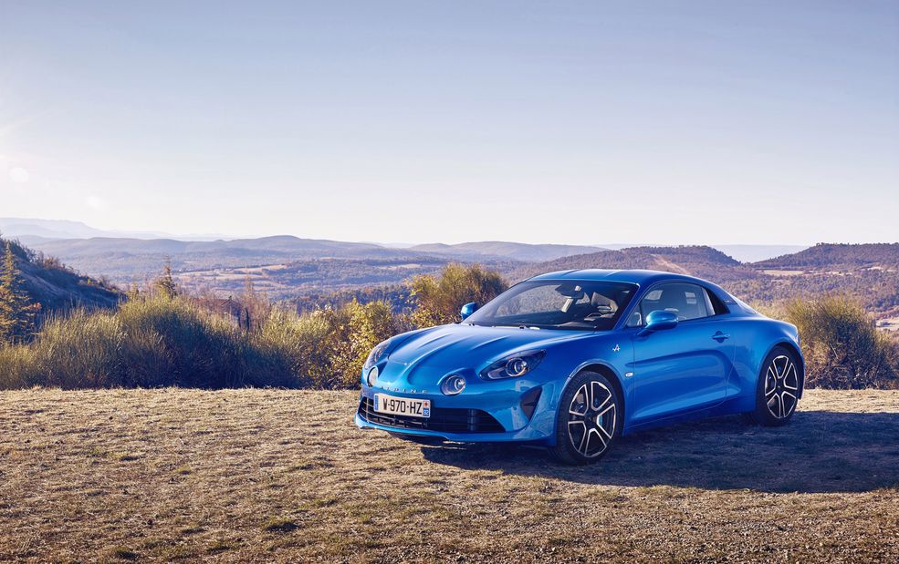 Czy Alpine A110 będzie godnym konkurentem dla Alfy Romeo 4C, Porsche 718 Caymana i Lotusa Elise? Przekonamy się wkrótce.