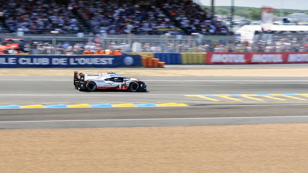 Porsche 919 Hybrid z numerem 1 - maszyna, która przez sporą część wyścigu była potencjalnym zwycięzcą, jadącym pewnie po sukces. Niestety odpadła z powodu awarii.