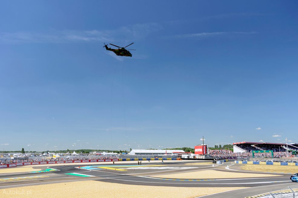 Tuż przed startem 24 h Le Mans - śmigłowiec francuskich sił powietrznych przeprowadza desant żołnierzy, którzy za chwilę ruszą z flagą na prostą start-meta.