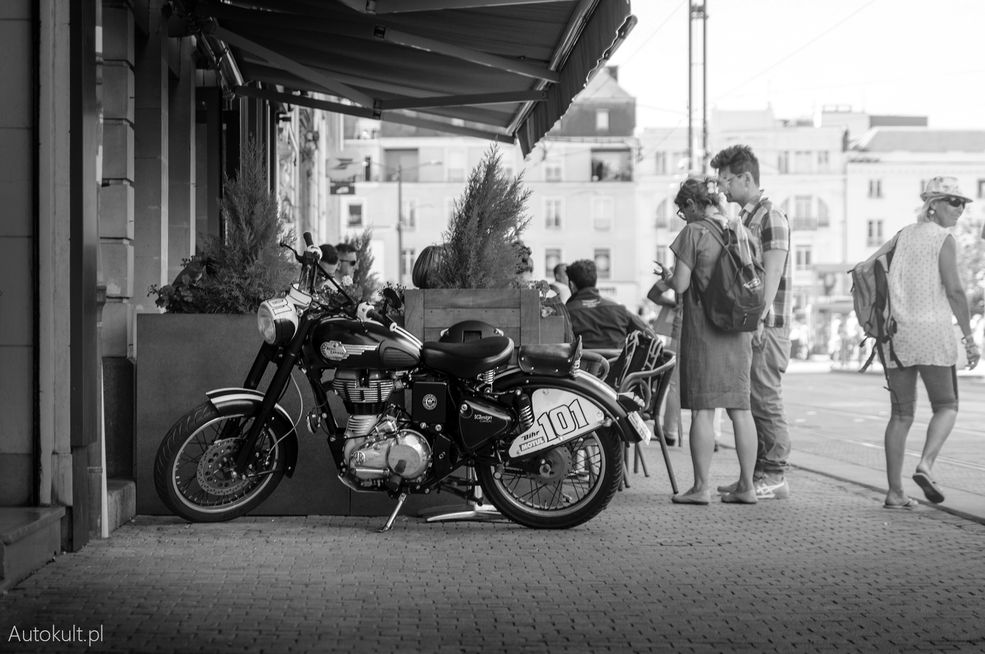 Le Mans żyje przez kilka dni wyłącznie motoryzacją. Tutaj motocykl Royal Enfield.