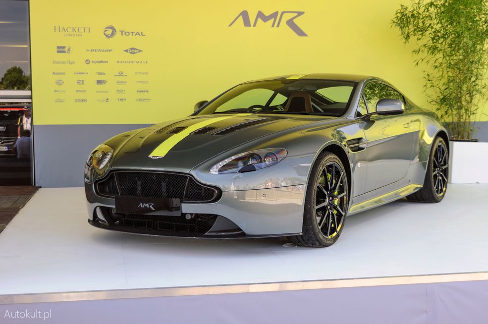 Aston Martin V12 Vantage AMR - nowa, drogowa maszyna Astona, która została wystawiona na tyłach części gościnnej zespołu.