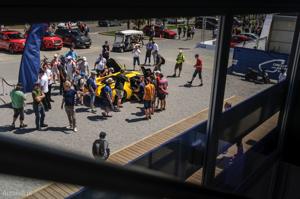 Prawdziwa gwiazda wśród samochodów fabrycznych, prezentowanych w Le Mans, obok wyścigu. Ford GT przez kilka dni bez przerwy cieszył się ogromną popularnością widzów.