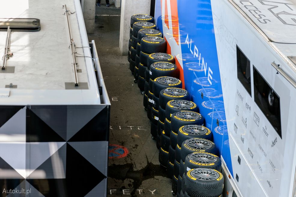 Na tyłach zespołu Alpine (LMP2) - te opony już wkrótce będą musiały ciężko pracować.