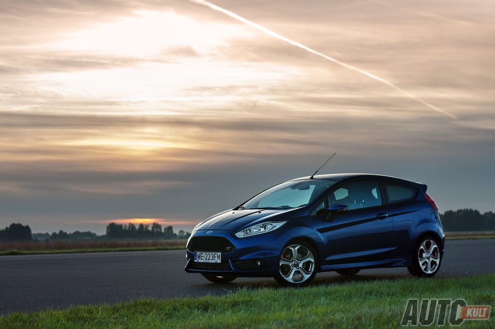 Skoro jest Mini, musiała być i Fiesta ST. Ten mały Ford pojawił się na rynku i skopał tyłki wszystkim hot hatchom, ochoczo zarzucając przy tym tyłem i znajdując trakcję tam, gdzie inni już wyjeżdżali przodem z zakrętu. Fiesta ST to jeden z najlepszych hot hatchów naszych czasów. I chociaż nie jest tak szybki jak Focus RS, to bez problemu rozciągnie głupkowaty uśmiech na twarzy z równie dużą łatwością.
A jakie samochody Wy dopisalibyście do tego zestawienia? Czekamy na Wasze propozycje w komentarzach.
Ford Fiesta ST - test