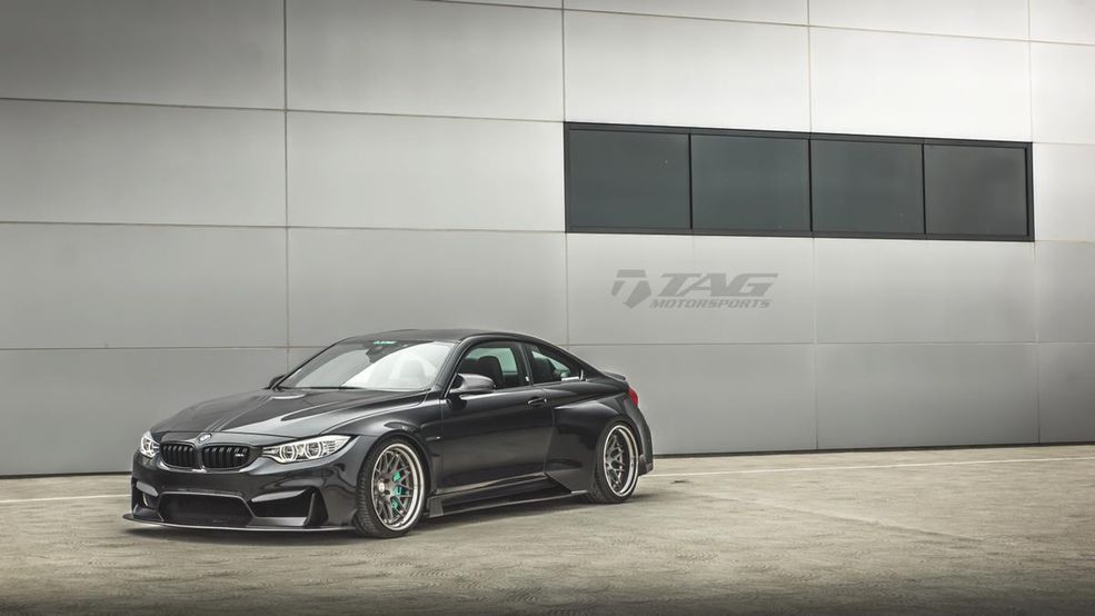 TAG Motorsports wprowadziło także zmiany pod maską. M4 otrzymało dolot z kompozytu węglowego oraz nowy program sterowania silnikiem. Tuner nie poinformował jaki przyrost mocy udało się osiągnąć.
