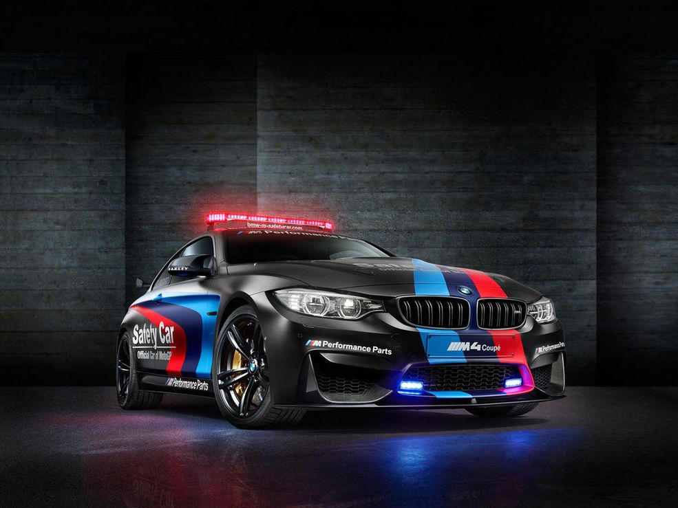 BMW M4 Coupé - samochód bezpieczeństwa w MotoGP
W tym roku o bezpieczeństwo na torach, na których rozgrywają się zawody MotoGP troszczy się BMW M4 z nietypowym rozwiązaniem. Niemiecki producent zastosował w nim wtrysk wody umieszczony w kolektorze dolotowym. Rozpylenie mgiełki wodnej umożliwia zmniejszenie zużycia paliwa i podniesienie oraz redukcję występowania spalania stukowego. Szczegóły dotyczące tego rozwiązania znajdziecie w artykule o safety carze BMW dla MotoGP.