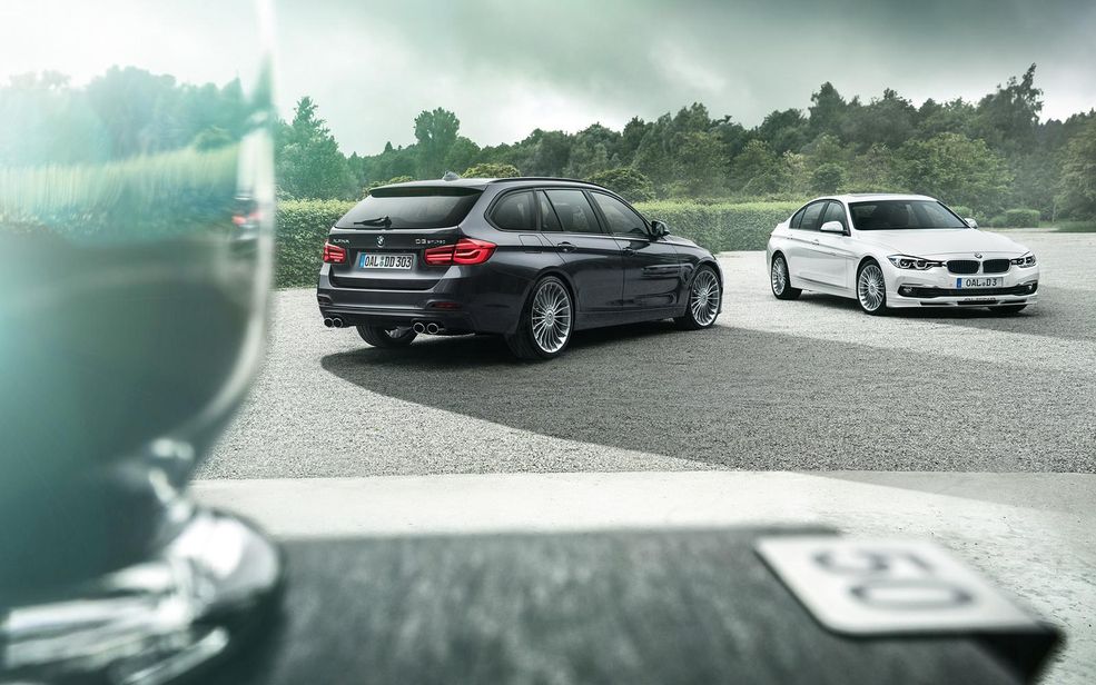 We wnętrzu Alpina zastosowała materiały o lepszej jakości. Wraz z odświeżeniem auta przez producenta, standardem w B3 Bi-Turbo stały się także tempomat oraz komplet czujników parkowania.